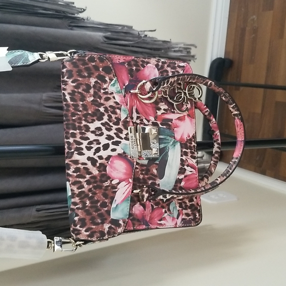 Guess brand new crossbody purse, bought last summer - Picture 2 of 4